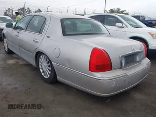 2005 Lincoln Town Car Signature Limited z VIN 1LNHM82W35Y613094, wystawiony jako IAAI lot #42191430 z przebiegiem 131 071 mil mil oraz . Historia ofert i sprzedaży dostępna na DreamBid. Obrazek 3.