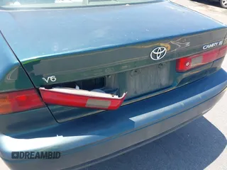 1998 Toyota Camry LE z VIN 4T1BF22K1WU927328, wystawiony jako IAAI lot #42534974 z przebiegiem 74 368 mil mil oraz . Historia ofert i sprzedaży dostępna na DreamBid. Obrazek 6.