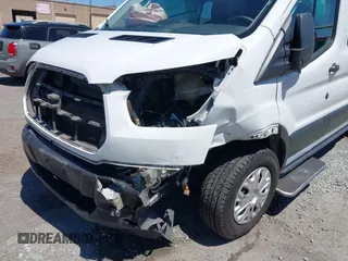 2019 Ford Transit Passenger XL z VIN 1FBZX2YM2KKA61349, wystawiony jako IAAI lot #42342349 z przebiegiem 106 593 mil mil oraz . Historia ofert i sprzedaży dostępna na DreamBid. Obrazek 6.