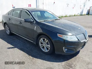 2011 Lincoln MKS z VIN 1LNHL9DRXBG613675, wystawiony jako IAAI lot #42396834 z przebiegiem 144 041 mil mil oraz . Historia ofert i sprzedaży dostępna na DreamBid. Obrazek 1.
