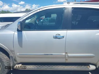 2009 Nissan Armada LE z VIN 5N1BA08C09N601876, wystawiony jako IAAI lot #42196727 z przebiegiem 247 253 mil mil oraz . Historia ofert i sprzedaży dostępna na DreamBid. Obrazek 6.