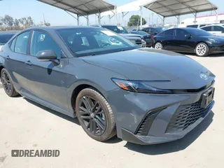 2025 Toyota Camry LE z VIN 4T1DAACK7SU531768, wystawiony jako IAAI lot #42187559 z przebiegiem 26 348 mil mil oraz . Historia ofert i sprzedaży dostępna na DreamBid. Obrazek 1.