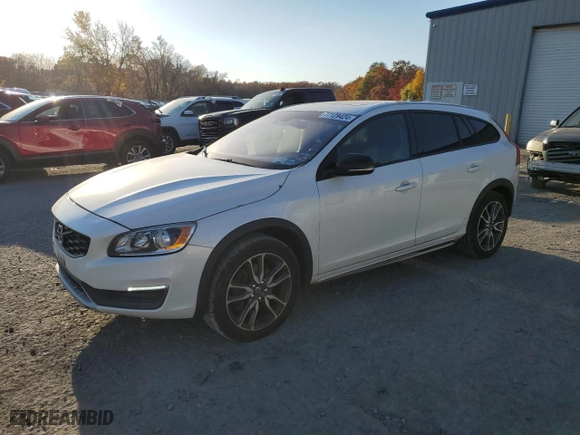 2016 Volvo V60 Cross Country T5 with VIN YV4612HK0G1006181, listed as a Copart auction lot 82689074 with 98,049 mi miles and Salvage Title. Bid and sale history available at carsss.com. Image 1.