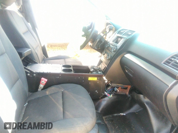 2017 Ford Police Interceptor Utility z VIN 1FM5K8AR8HGB08036, wystawiony jako IAAI lot #41015812 z przebiegiem 18 153 mil mil oraz . Historia ofert i sprzedaży dostępna na DreamBid. Obrazek 5.