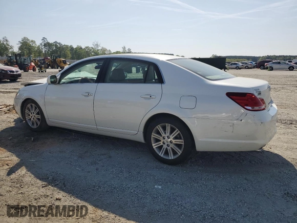 2007 Toyota Avalon XL z VIN 4T1BK36BX7U237820, wystawiony jako Copart lot #53845505 z przebiegiem 120 698 mil mil oraz Szkody całkowita. Historia ofert i sprzedaży dostępna na DreamBid. Obrazek 2.