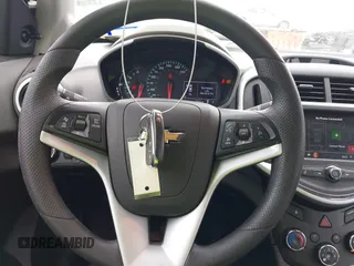 2020 Chevrolet Sonic LT z VIN 1G1JG6SB6L4139086, wystawiony jako IAAI lot #41070670 z przebiegiem 73 324 mil mil oraz . Historia ofert i sprzedaży dostępna na DreamBid. Obrazek 11.