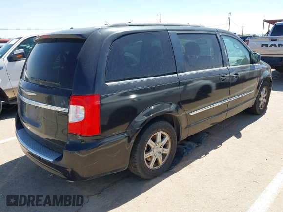 2013 Chrysler Town & Country Touring z VIN 2C4RC1BG7DR577053, wystawiony jako IAAI lot #42432189 z przebiegiem 135 957 mil mil oraz . Historia ofert i sprzedaży dostępna na DreamBid. Obrazek 4.