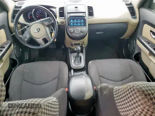 2013 Kia Soul + z VIN KNDJT2A66D7483811, wystawiony jako Copart lot #56746085 z przebiegiem 161 371 mil mil oraz Szkoda całkowita • Salvage title. Historia ofert i sprzedaży dostępna na DreamBid. Obrazek 8.