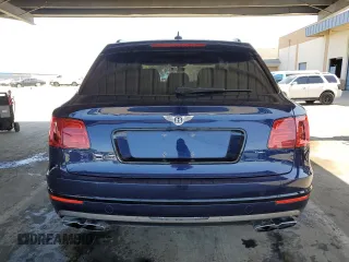 2019 Bentley Bentayga V8 z VIN SJAAM2ZV3KC027084, wystawiony jako Copart lot #45814705 z przebiegiem 38 490 mil mil oraz Szkoda całkowita • Salvage title. Historia ofert i sprzedaży dostępna na DreamBid. Obrazek 6.