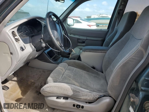 1996 Ford Explorer XL z VIN 1FMDU34X3TZB90029, wystawiony jako Copart lot #53925325 z przebiegiem 266 904 mil mil oraz Czysty tytuł • Clean title. Historia ofert i sprzedaży dostępna na DreamBid. Obrazek 7.