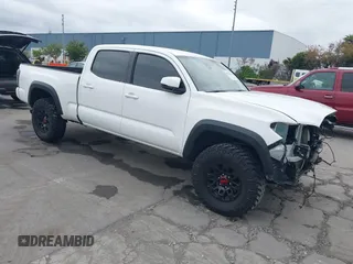 2021 Toyota Tacoma SR5 z VIN 3TMDZ5BN2MM100245, wystawiony jako IAAI lot #42078914 z przebiegiem 58 153 mil mil oraz . Historia ofert i sprzedaży dostępna na DreamBid. Obrazek 1.