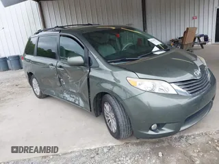2012 Toyota Sienna XLE AAS z VIN 5TDYK3DC0CS275646, wystawiony jako IAAI lot #42116979 z przebiegiem 250 909 mil mil oraz . Historia ofert i sprzedaży dostępna na DreamBid. Obrazek 1.