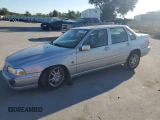 2000 Volvo S70 z VIN YV1LS56D0Y2652397, wystawiony jako Copart lot #77915954 z przebiegiem 178 061 mil mil oraz Szkody całkowita. Historia ofert i sprzedaży dostępna na DreamBid. Obrazek 1.