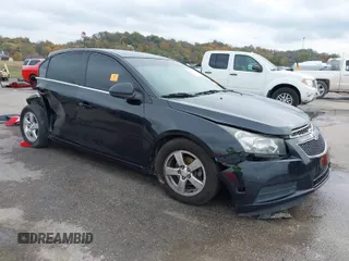 2014 Chevrolet Cruze 1LT z VIN 1G1PC5SB2E7426412, wystawiony jako IAAI lot #40754190 z przebiegiem 157 854 mil mil oraz . Historia ofert i sprzedaży dostępna na DreamBid. Obrazek 1.