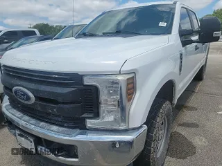 2019 Ford F-250 XL z VIN 1FT7W2B60KED86550, wystawiony jako IAAI lot #42501135 z przebiegiem 188 501 mil mil oraz . Historia ofert i sprzedaży dostępna na DreamBid. Obrazek 40.