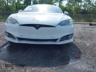 2014 Tesla Model S 60 with VIN 5YJSA1H1XEFP40611, listed as a IAAI auction lot 42826752 with Not provided miles and . Bid and sale history available at DreamBid. Image 6.