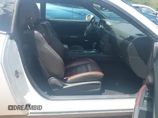 2014 Dodge Challenger R/T Plus z VIN 2C3CDYBT9EH293136, wystawiony jako IAAI lot #42264180 z przebiegiem 71 696 mil mil oraz . Historia ofert i sprzedaży dostępna na DreamBid. Obrazek 5.
