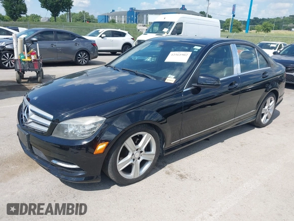 2011 Mercedes-Benz C 300 Sport z VIN WDDGF8BB6BR133621, wystawiony jako IAAI lot #42561902 z przebiegiem 106 078 mil mil oraz . Historia ofert i sprzedaży dostępna na DreamBid. Obrazek 2.