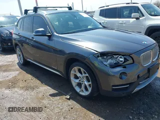 2013 BMW X1 xDrive28i z VIN WBAVL1C53DVR88259, wystawiony jako IAAI lot #41984561 z przebiegiem 102 480 mil mil oraz . Historia ofert i sprzedaży dostępna na DreamBid. Obrazek 1.