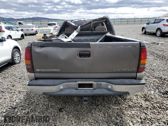 2000 Chevrolet Silverado 1500 LS with VIN 2GCEK19T8Y1171579, listed as a Copart auction lot 52135075 with 218,993 mi miles and Salvage Title. Bid and sale history available at carsss.com. Image 6.