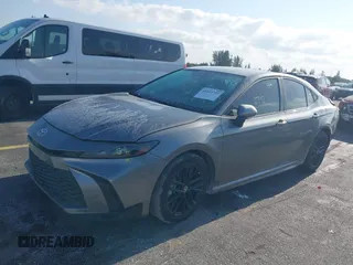 2025 Toyota Camry LE z VIN 4T1DAACK0SU500801, wystawiony jako IAAI lot #42123753 z przebiegiem 11 742 mil mil oraz . Historia ofert i sprzedaży dostępna na DreamBid. Obrazek 17.