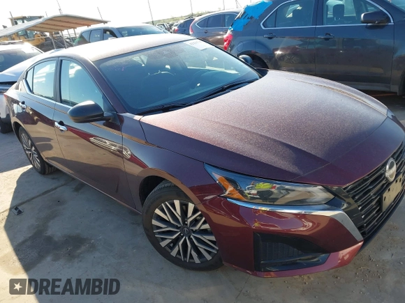 2025 Nissan Altima SV z VIN 1N4BL4DV1SN390275, wystawiony jako IAAI lot #42223725 z przebiegiem 1 640 mil mil oraz . Historia ofert i sprzedaży dostępna na DreamBid. Obrazek 1.