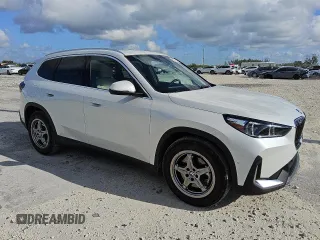 2023 BMW X1 xDrive28i z VIN WBX73EF02P5X84109, wystawiony jako Copart lot #57438595 z przebiegiem 25 421 mil mil oraz Tytuł czysty. Historia ofert i sprzedaży dostępna na DreamBid. Obrazek 4.
