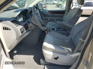 2010 Chrysler Town & Country Touring z VIN 2A4RR5D13AR257765, wystawiony jako Copart lot #61048635 z przebiegiem 165 220 mil mil oraz Czysty tytuł • Clean title. Historia ofert i sprzedaży dostępna na DreamBid. Obrazek 7.