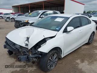 2023 Kia Forte LXS z VIN 3KPF24AD7PE686469, wystawiony jako IAAI lot #42112744 z przebiegiem 103 937 mil mil oraz . Historia ofert i sprzedaży dostępna na DreamBid. Obrazek 17.