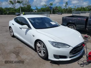 2013 Tesla Model S with VIN 5YJSA1AC8DFP10260, listed as a IAAI auction lot 42545156 with 121,329 mi miles and . Bid and sale history available at DreamBid. Image 1.