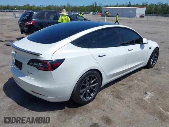 2022 Tesla Model 3 Long Range z VIN 5YJ3E1EB4NF163001, wystawiony jako IAAI lot #42211705 z przebiegiem 53 487 mil mil oraz . Historia ofert i sprzedaży dostępna na DreamBid. Obrazek 4.