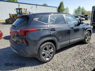 2021 Kia Seltos LX z VIN KNDEPCAA0M7097143, wystawiony jako Copart lot #54057815 z przebiegiem 59 930 mil mil oraz Szkoda całkowita • Salvage title. Historia ofert i sprzedaży dostępna na DreamBid. Obrazek 3.