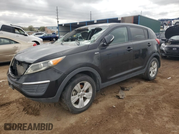 2013 Kia Sportage LX z VIN KNDPBCA25D7450010, wystawiony jako Copart lot #54597815 z przebiegiem 110 980 mil mil oraz Czysty tytuł • Clean title. Historia ofert i sprzedaży dostępna na DreamBid. Obrazek 1.