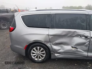2018 Chrysler Pacifica Touring L with VIN 2C4RC1BGXJR142295, listed as a IAAI auction lot 41952592 with 135,092 mi miles and . Bid and sale history available at DreamBid. Image 6.