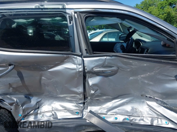 2019 Jeep Compass Latitude z VIN 3C4NJDBB6KT697110, wystawiony jako IAAI lot #42331753 z przebiegiem 52 897 mil mil oraz . Historia ofert i sprzedaży dostępna na DreamBid. Obrazek 14.