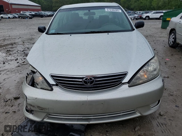 2006 Toyota Camry STD z VIN JTDBE32K563064598, wystawiony jako Copart lot #57246285 z przebiegiem 112 093 mil mil oraz Czysty tytuł • Clean title. Historia ofert i sprzedaży dostępna na DreamBid. Obrazek 5.