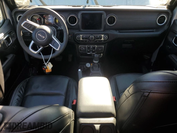 2023 Jeep Wrangler Sahara z VIN 1C4JJXP66PW703050, wystawiony jako Copart lot #53637455 z przebiegiem 7 525 mil mil oraz Czysty tytuł • Clean title. Historia ofert i sprzedaży dostępna na DreamBid. Obrazek 8.