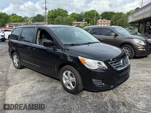 2011 Volkswagen Routan SE z VIN 2V4RW3DG6BR803179, wystawiony jako Copart lot #61144745 z przebiegiem 151 556 mil mil oraz Czysty tytuł • Clean title. Historia ofert i sprzedaży dostępna na DreamBid. Obrazek 1.