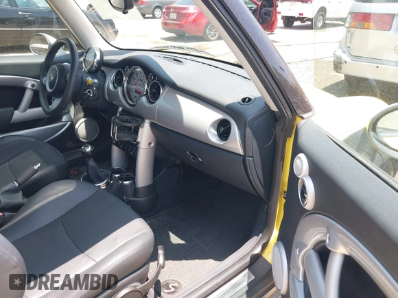 2006 MINI Hardtop с VIN WMWRC33576TK65655, выставлен на аукционе IAAI как лот 42453780 с пробегом 42 960 миль миль и . История ставок и продаж доступна на DreamBid. Изображение 5.