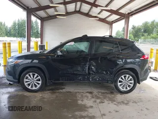 2023 Toyota Corolla Cross LE z VIN 7MUCAABG9PV051438, wystawiony jako IAAI lot #42538566 z przebiegiem 82 437 mil mil oraz . Historia ofert i sprzedaży dostępna na DreamBid. Obrazek 14.