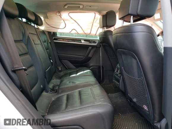 2013 Volkswagen Touareg Exec z VIN WVGEF9BP6DD011274, wystawiony jako Copart lot #50680105 z przebiegiem 96 336 mil mil oraz Szkody całkowita. Historia ofert i sprzedaży dostępna na DreamBid. Obrazek 11.