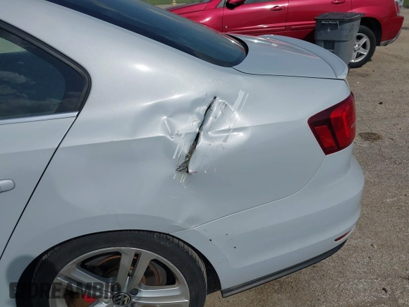 2017 Volkswagen Jetta GLI z VIN 3VW5T7AJ0HM338792, wystawiony jako IAAI lot #42285176 z przebiegiem 95 566 mil mil oraz . Historia ofert i sprzedaży dostępna na DreamBid. Obrazek 6.