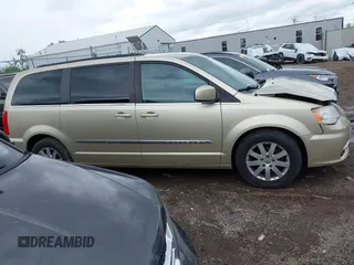 2011 Chrysler Town & Country Touring L z VIN 2A4RR8DG6BR677303, wystawiony jako IAAI lot #42168348 z przebiegiem 237 886 mil mil oraz . Historia ofert i sprzedaży dostępna na DreamBid. Obrazek 13.