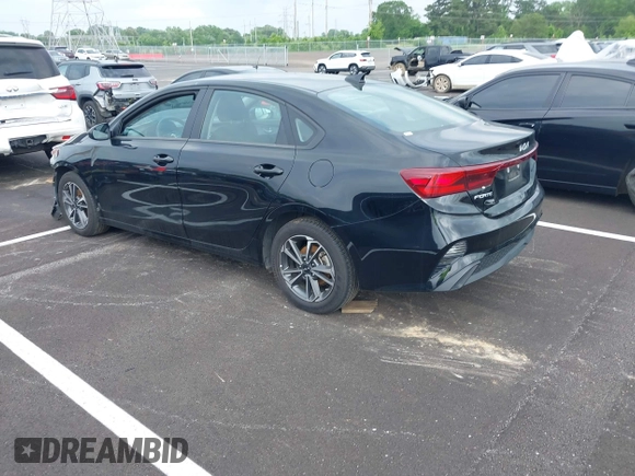 2024 Kia Forte LXS z VIN 3KPF24AD5RE704650, wystawiony jako IAAI lot #42288244 z przebiegiem 26 077 mil mil oraz . Historia ofert i sprzedaży dostępna na DreamBid. Obrazek 3.