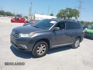 2013 Toyota Highlander z VIN 5TDZK3EH5DS124401, wystawiony jako IAAI lot #42133758 z przebiegiem 131 405 mil mil oraz . Historia ofert i sprzedaży dostępna na DreamBid. Obrazek 14.