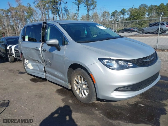 2022 Chrysler Voyager LX with VIN 2C4RC1CG3NR204558, listed as a IAAI auction lot 41370126 with NaN miles. Bid and sale history available at carsss.com. Image 1.