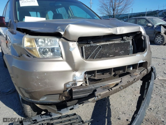 2007 Honda Pilot LX with VIN 5FNYF28127B038187, listed as a IAAI auction lot 41639252 with 149,548 mi miles. Bid and sale history available at carsss.com. Image 6.