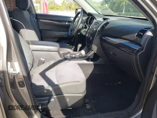 2013 Kia Sorento LX z VIN 5XYKT3A17DG419777, wystawiony jako IAAI lot #42083632 z przebiegiem 146 305 mil mil oraz . Historia ofert i sprzedaży dostępna na DreamBid. Obrazek 5.