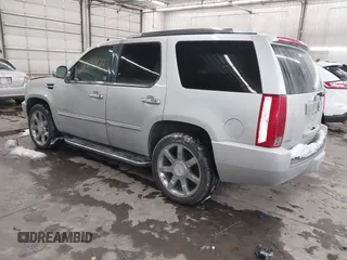 2010 Cadillac Escalade Luxury z VIN 1GYUKBEF1AR155880, wystawiony jako IAAI lot #41542872 z przebiegiem Nie podano mil oraz . Historia ofert i sprzedaży dostępna na DreamBid. Obrazek 3.