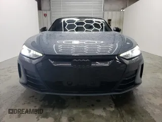 2022 Audi e-tron GT Prestige z VIN WAUEJBFW2N7006629, wystawiony jako Copart lot #45069554 z przebiegiem 8341 mil mil oraz . Historia ofert i sprzedaży dostępna na DreamBid. Obrazek 5.